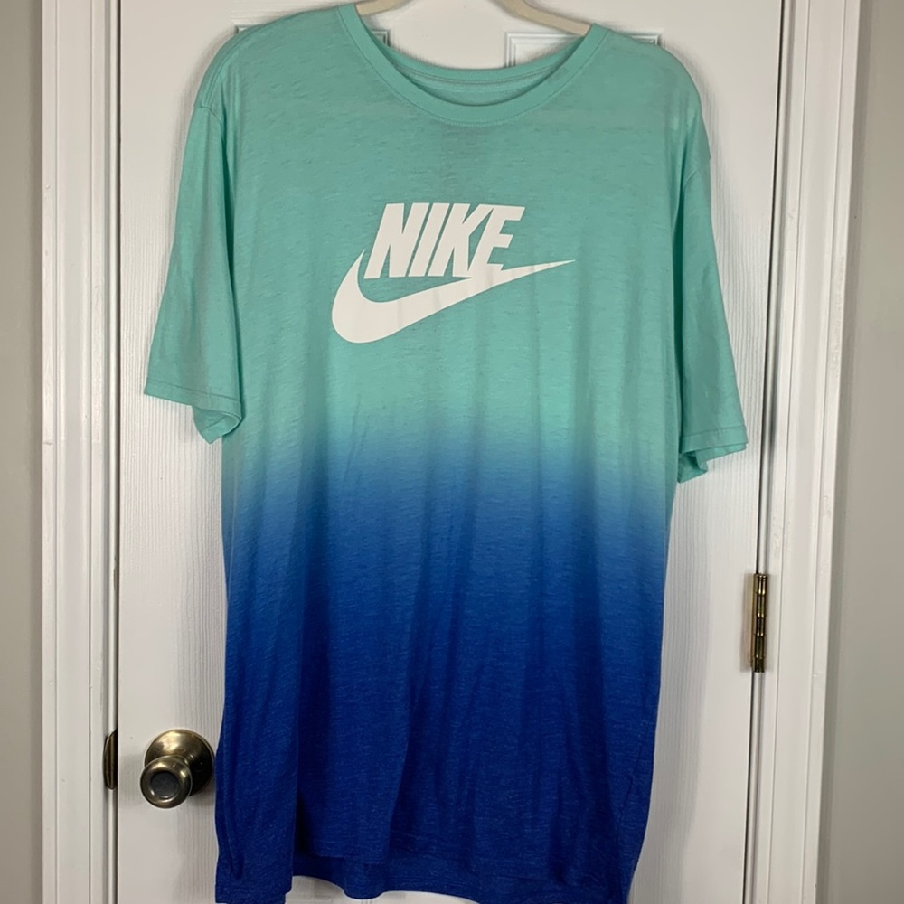 Nike short sleeved ombré colored tee shirt size XL. Teal blue to blue.